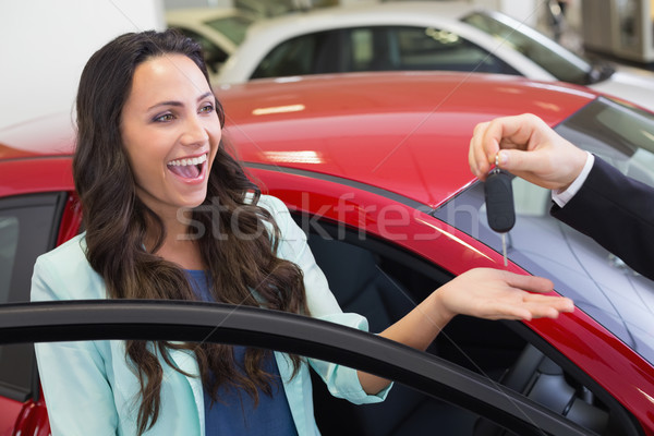 Excitado mujer coche nuevo sala de exposición coche Foto stock © wavebreak_media