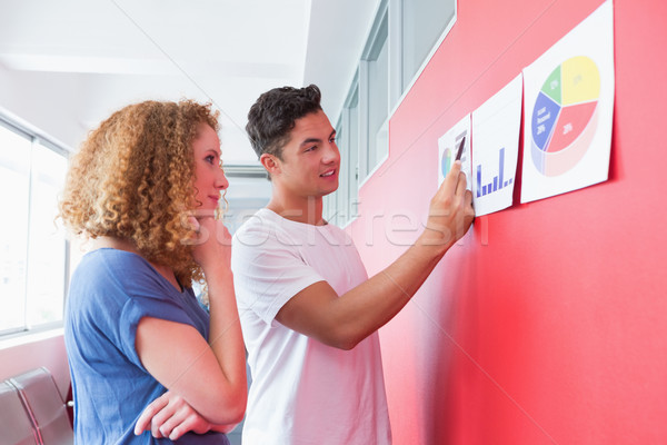 [[stock_photo]]: élèves · étudier · ensemble · graphiques · mur · collège