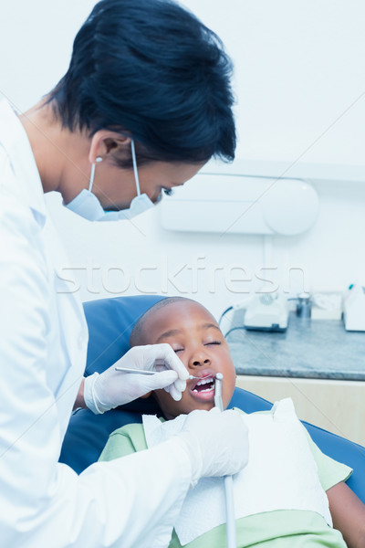 Femenino dentista examinar ninos dientes dentistas Foto stock © wavebreak_media