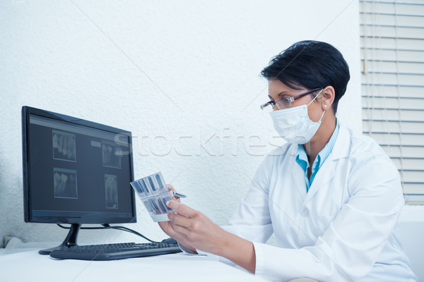 Stok fotoğraf: Dişçi · bakıyor · xray · bilgisayar · konsantre · kadın