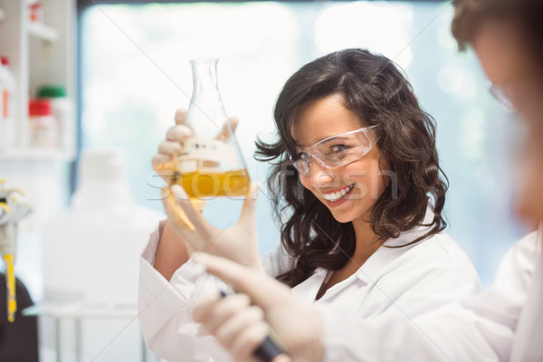 Csinos tudomány diák mosolyog tart főzőpohár Stock fotó © wavebreak_media