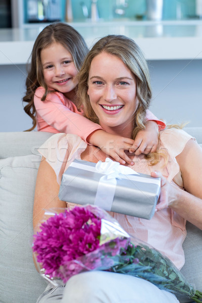 Lánygyermek meglepő anya ajándék otthon nappali Stock fotó © wavebreak_media