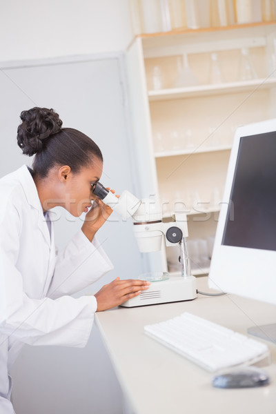 Wetenschapper naar microscoop laboratorium medische muis Stockfoto © wavebreak_media