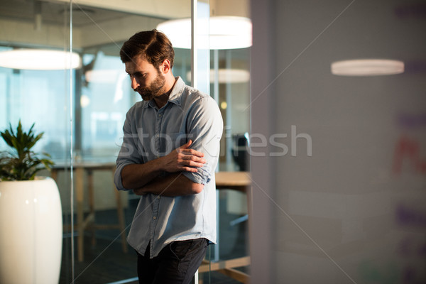 Einsamen Geschäftsmann Blick nach unten Büro Papier Glas Stock foto © wavebreak_media