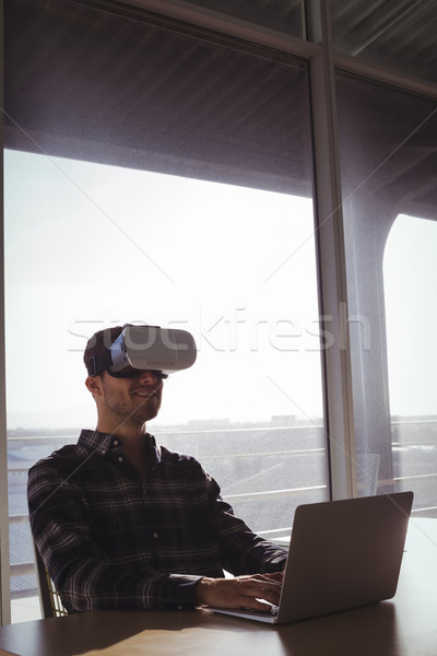 Stockfoto: Zakenman · virtueel · realiteit · hoofdtelefoon · met · behulp · van · laptop · kantoor