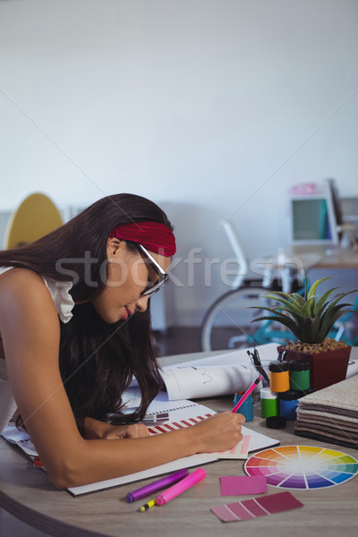 Femme d'affaires travail bureau Creative bureau vue de côté [[stock_photo]] © wavebreak_media