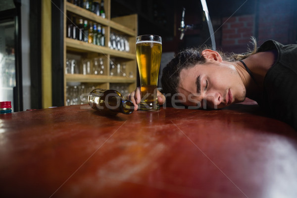 Man slapen bar counter dronken restaurant Stockfoto © wavebreak_media