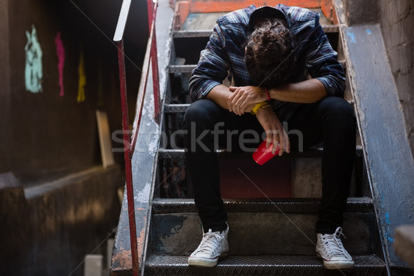 Borracho hombre sesión escalera bar vidrio Foto stock © wavebreak_media