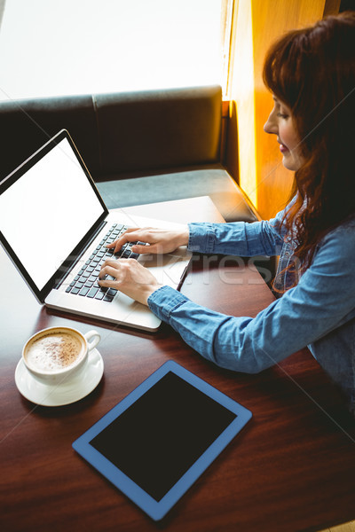 Maturité étudiant utilisant un ordinateur portable café Université ordinateur [[stock_photo]] © wavebreak_media