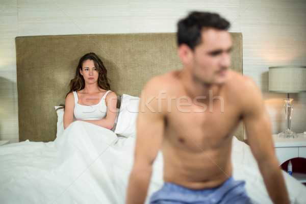 Alterar Pareja sesión cama mujer hombre Foto stock © wavebreak_media