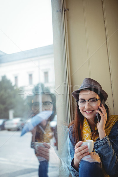 Retrato feliz mulher escuta telefone móvel café Foto stock © wavebreak_media