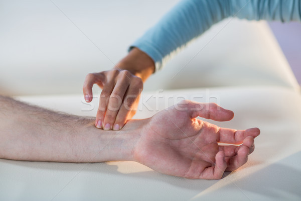 Terapeuta beteg pulzus klinika nő kéz Stock fotó © wavebreak_media