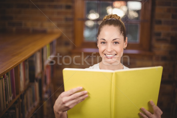 Nauczyciel czytania książki biblioteki kobieta Zdjęcia stock © wavebreak_media