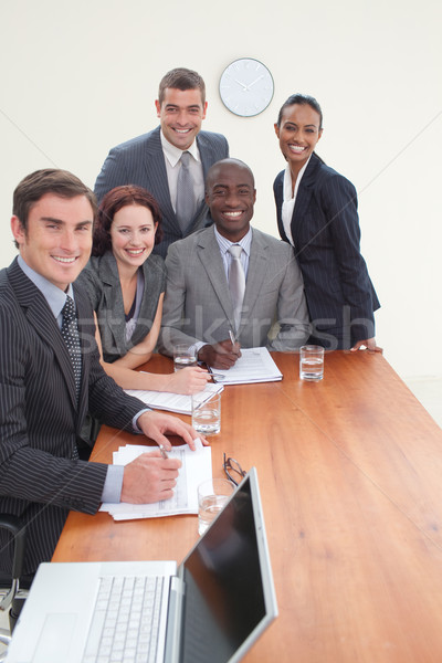 Cinci oameni de afaceri Reuniunea zâmbitor aparat foto Imagine de stoc © wavebreak_media