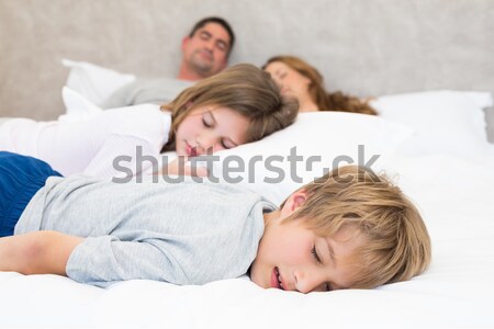 [[stock_photo]]: Enfants · dormir · parents · grand · lit · femme