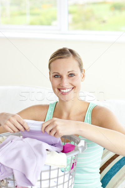 Foto stock: Alegre · mulher · jovem · lavanderia · casa · trabalhar · roupa