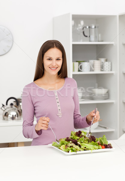 Bonitinho mulher salada em pé cozinha casa Foto stock © wavebreak_media