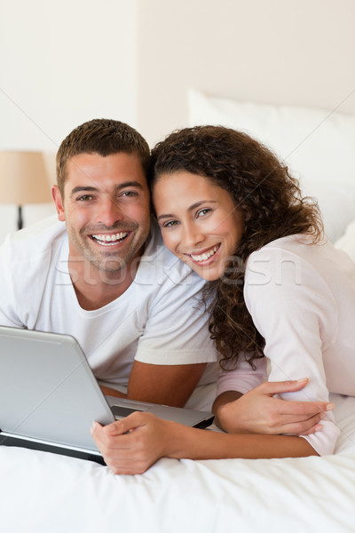 Para patrząc laptop domu komputera uśmiech Zdjęcia stock © wavebreak_media