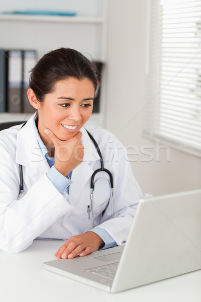 Foto d'archivio: Bella · femminile · medico · lavoro · laptop · seduta