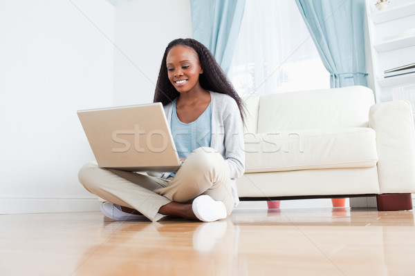 Foto stock: Sorrindo · sessão · piso · caderno · computador · casa