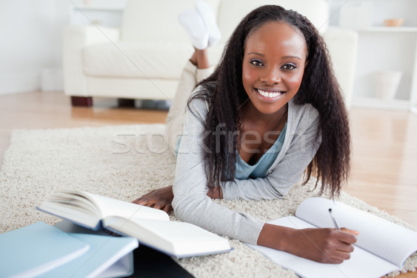 Glimlachende vrouw vloer studeren werk pen student Stockfoto © wavebreak_media