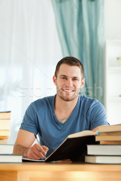 Mężczyzna student materiału papieru pióro domu Zdjęcia stock © wavebreak_media