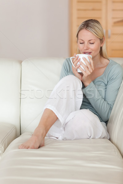 Mulher jovem sofá sorvo café relaxar Foto stock © wavebreak_media