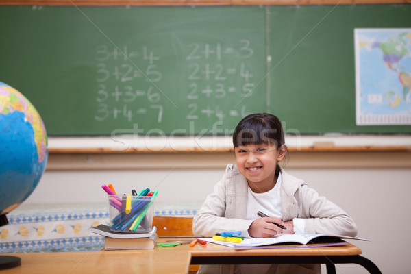 Glimlachend schoolmeisje tekening kleurboek klas glimlach Stockfoto © wavebreak_media