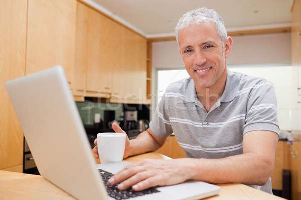 Homme portable potable thé cuisine internet [[stock_photo]] © wavebreak_media