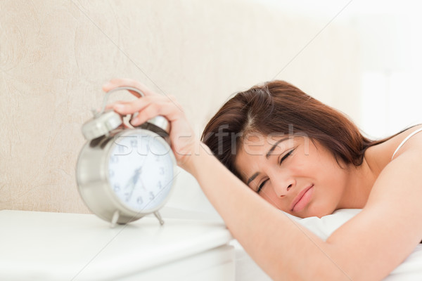 Mujer campana despertador mesa cama Foto stock © wavebreak_media