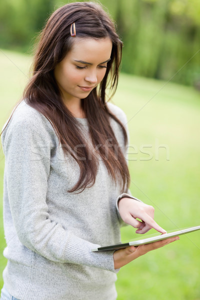 Ernstig jonge vrouw permanente omhoog platteland Stockfoto © wavebreak_media