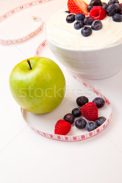 商業照片: 蘋果 · 碗 · 漿果 · 奶油 · 捲尺 · 白