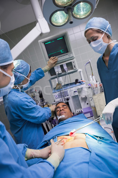 Sérieux médecins patient théâtre femme médicaux [[stock_photo]] © wavebreak_media