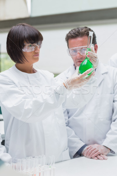 商業照片: 綠色 · 液體 · 燒杯 · 實驗室 · 女子 · 科學