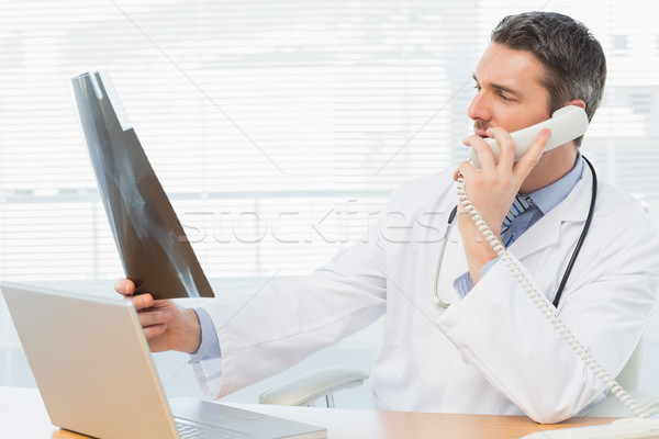 [[stock_photo]]: Sérieux · médecin · de · sexe · masculin · xray · appel · médicaux