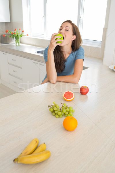 Nő eszik alma gyümölcsök konyhapult portré Stock fotó © wavebreak_media