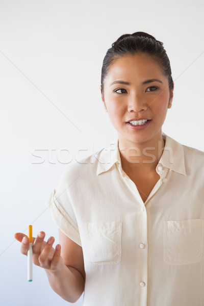 Casual mujer de negocios fumar electrónico cigarrillo oficina Foto stock © wavebreak_media