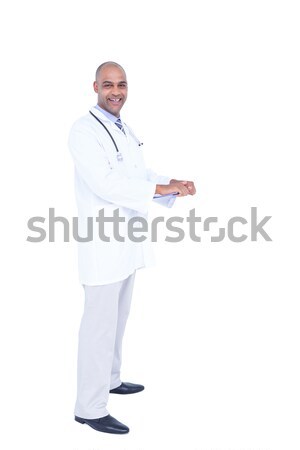 în picioare medic alb tunica scris notiţe Imagine de stoc © wavebreak_media