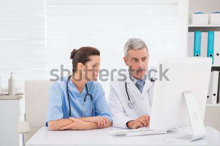 醫生 護士 看 筆記本電腦 醫生 辦公室 商業照片 © wavebreak_media