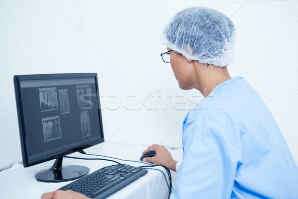 Dentista mirando Xray ordenador concentrado femenino Foto stock © wavebreak_media