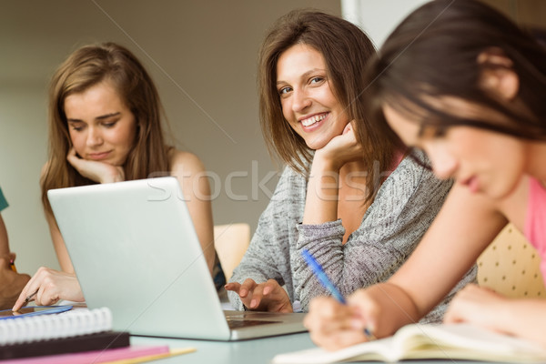 Lächelnd Freunde Sitzung Studium mit Laptop Schule Stock foto © wavebreak_media