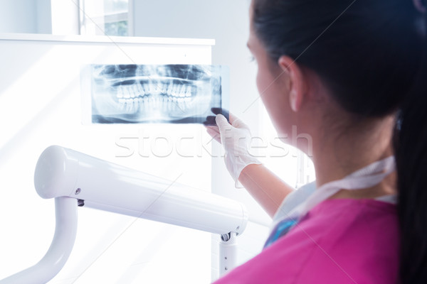 Koncentruje asystent studia stomatologicznych kliniki pielęgniarki Zdjęcia stock © wavebreak_media