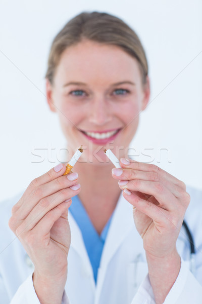 Lekarza podziale papierosów biały śmierci Zdjęcia stock © wavebreak_media