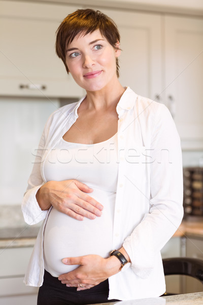 Terhes nő tart dudorodás otthon konyha boldog Stock fotó © wavebreak_media