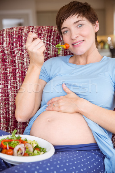 Stock fotó: Terhes · nő · eszik · saláta · otthon · nappali · ház
