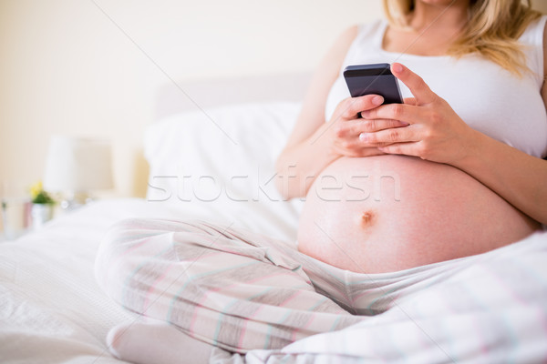 Stock fotó: Terhes · nő · okostelefon · otthon · ház · ágy · lámpa