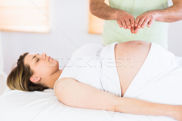 Foto stock: Mujer · embarazada · reiki · tratamiento · estudio · cuerpo