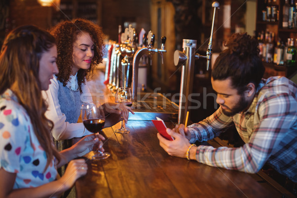 Barman comandă Notepad contracara pub Imagine de stoc © wavebreak_media
