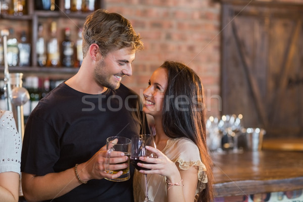 Sorridente casal bebidas bar mulher Foto stock © wavebreak_media