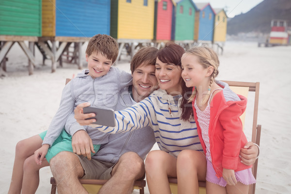 Zâmbitor familie plajă şedinţei camera de zi Imagine de stoc © wavebreak_media